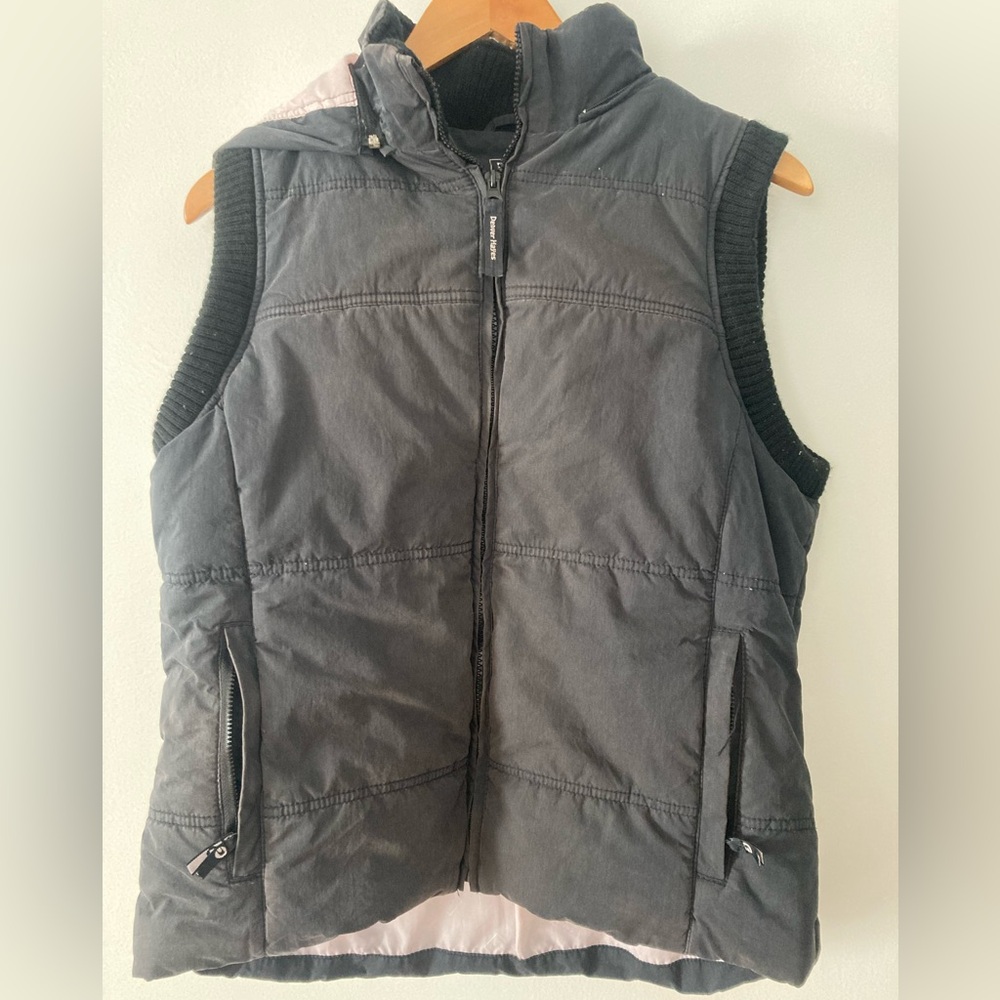 DENVER HAYES: Black and Pink Vest